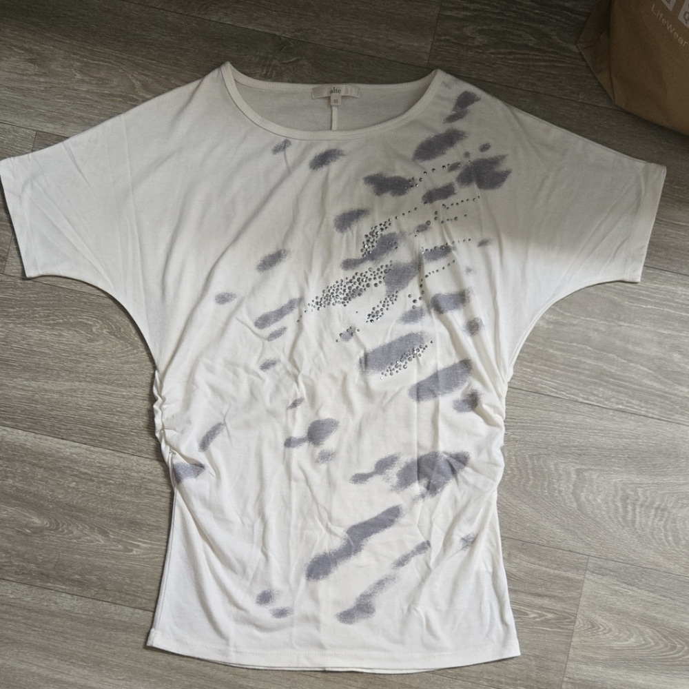 Elegant Short Sleeve Tee with Abstract Pattern